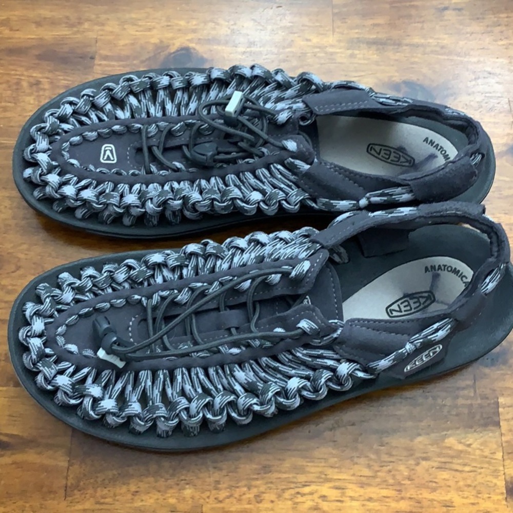 Women/Unisex Uneek bungee cord shoes. Size 8.5
